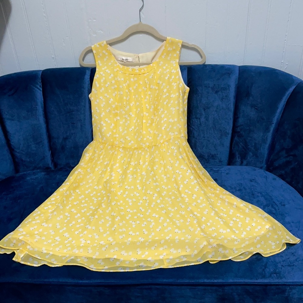 Flowy yellow sleeveless dress